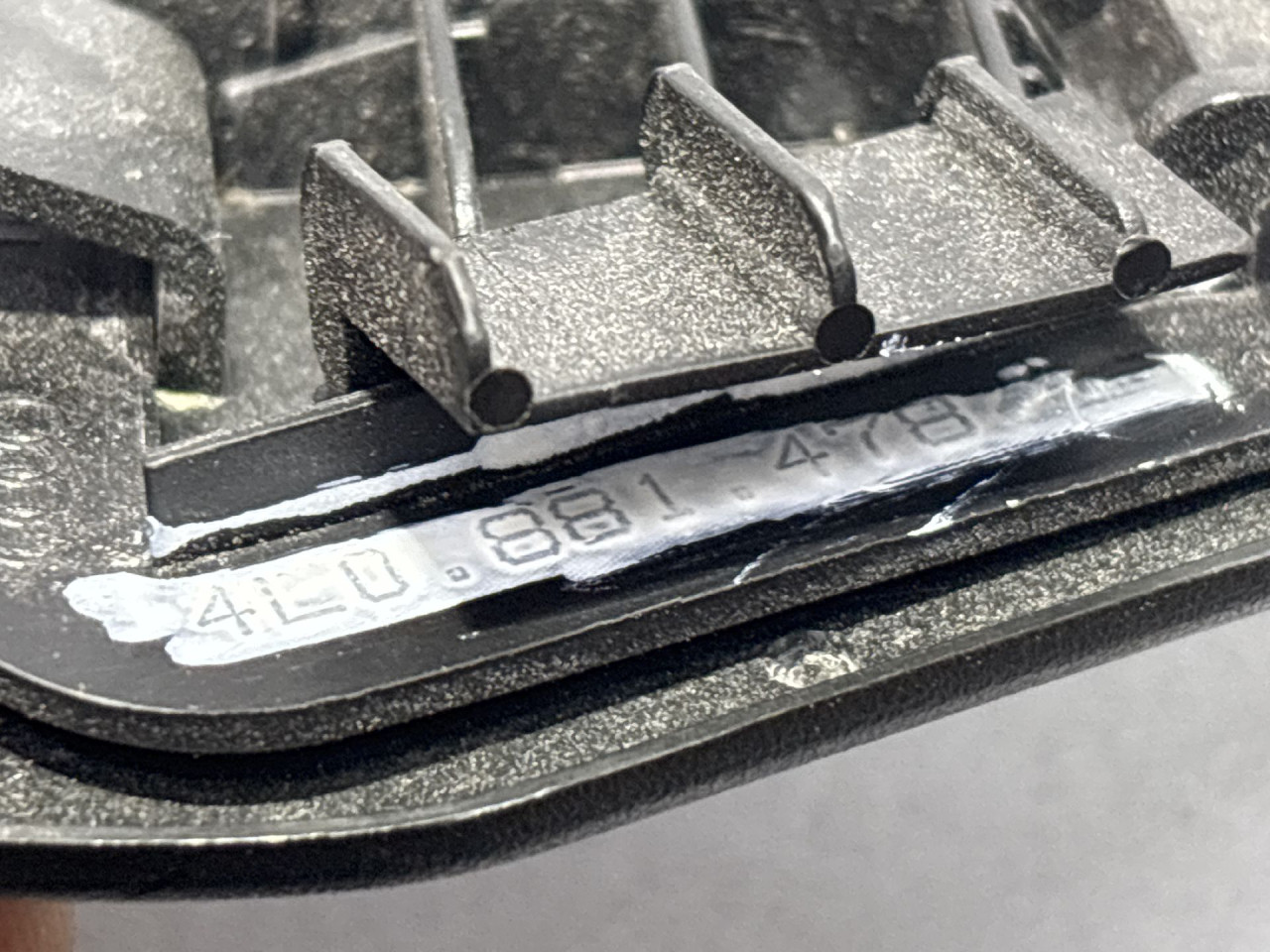DIJELOVI PLASTIKA AUDI Q7 (4L) > 06-09 4L0881478