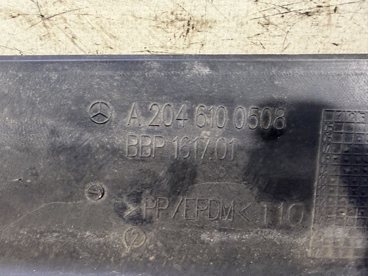 PLASTIKA MERCEDES C KLASA (W204) > 11-13 A2046100508
