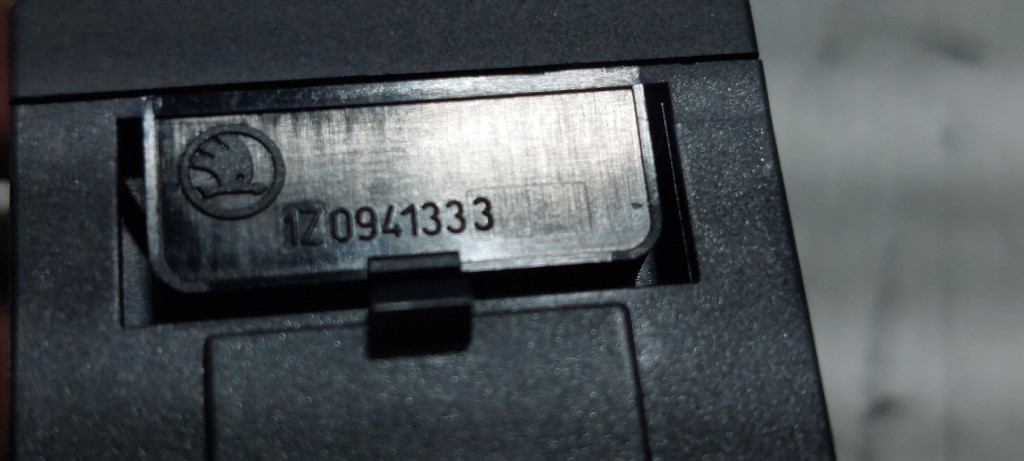 DIJELOVI PREKIDAC SKODA OCTAVIA > 04-08 1Z0941333