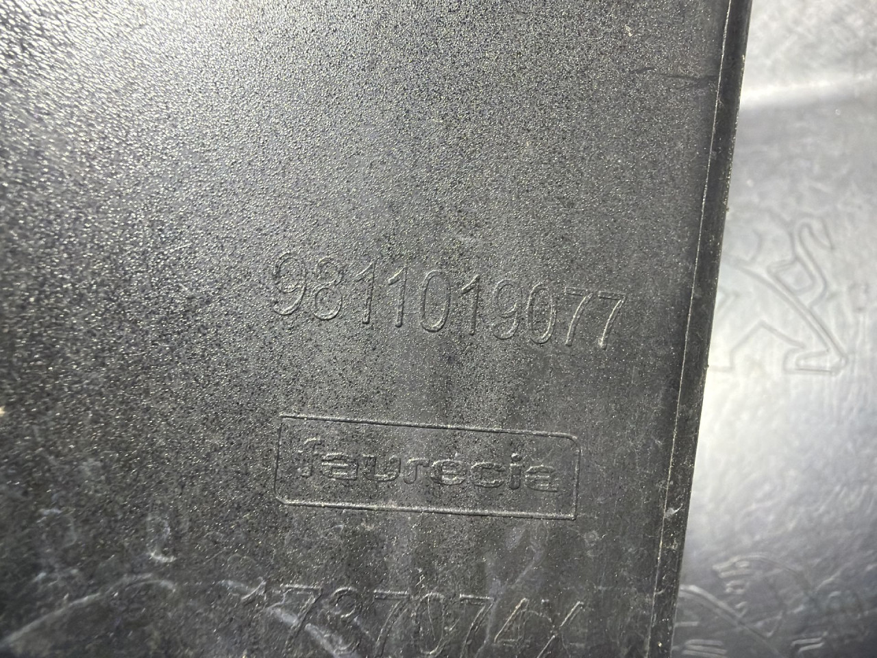 DIJELOVI LIJEVI DIO BRANIKA PEUGEOT 3008 > 16-20 1.5 9811019077