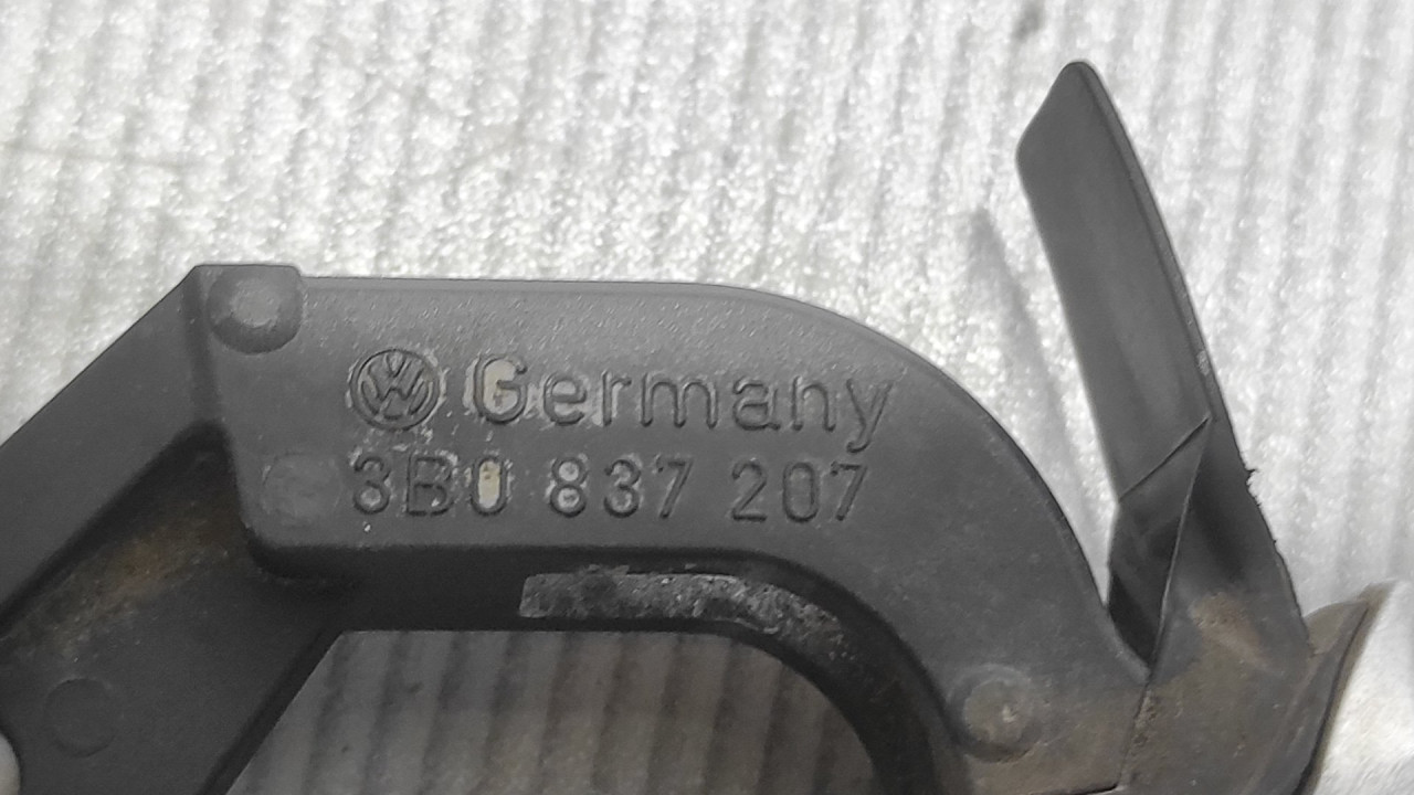 DIJELOVI RUCKA VRATA VW GOLF 5 > 03-08 3B0837207