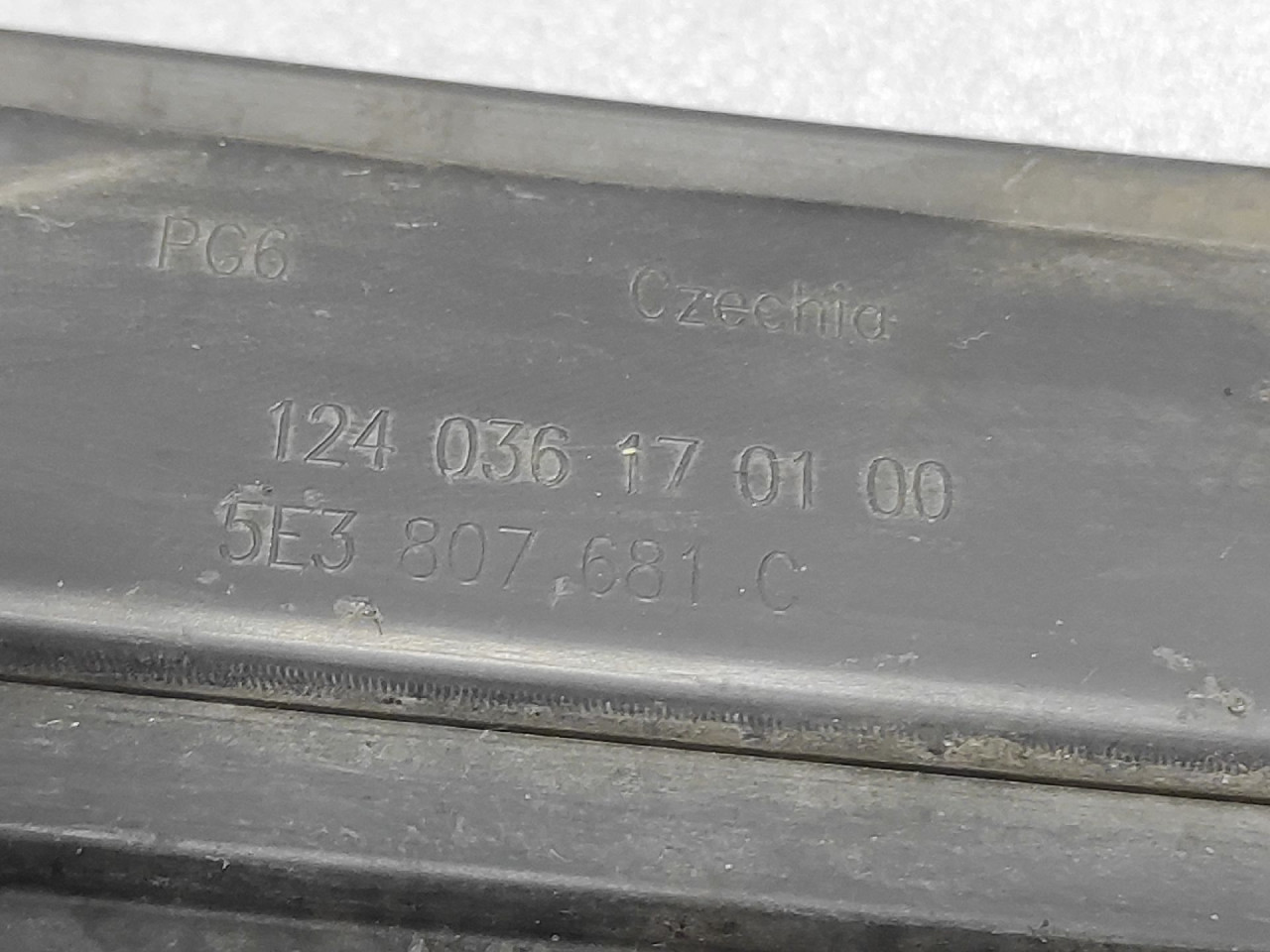 DIJELOVI RESETKA BRANIKA SKODA OCTAVIA > 19- 5E3807681C