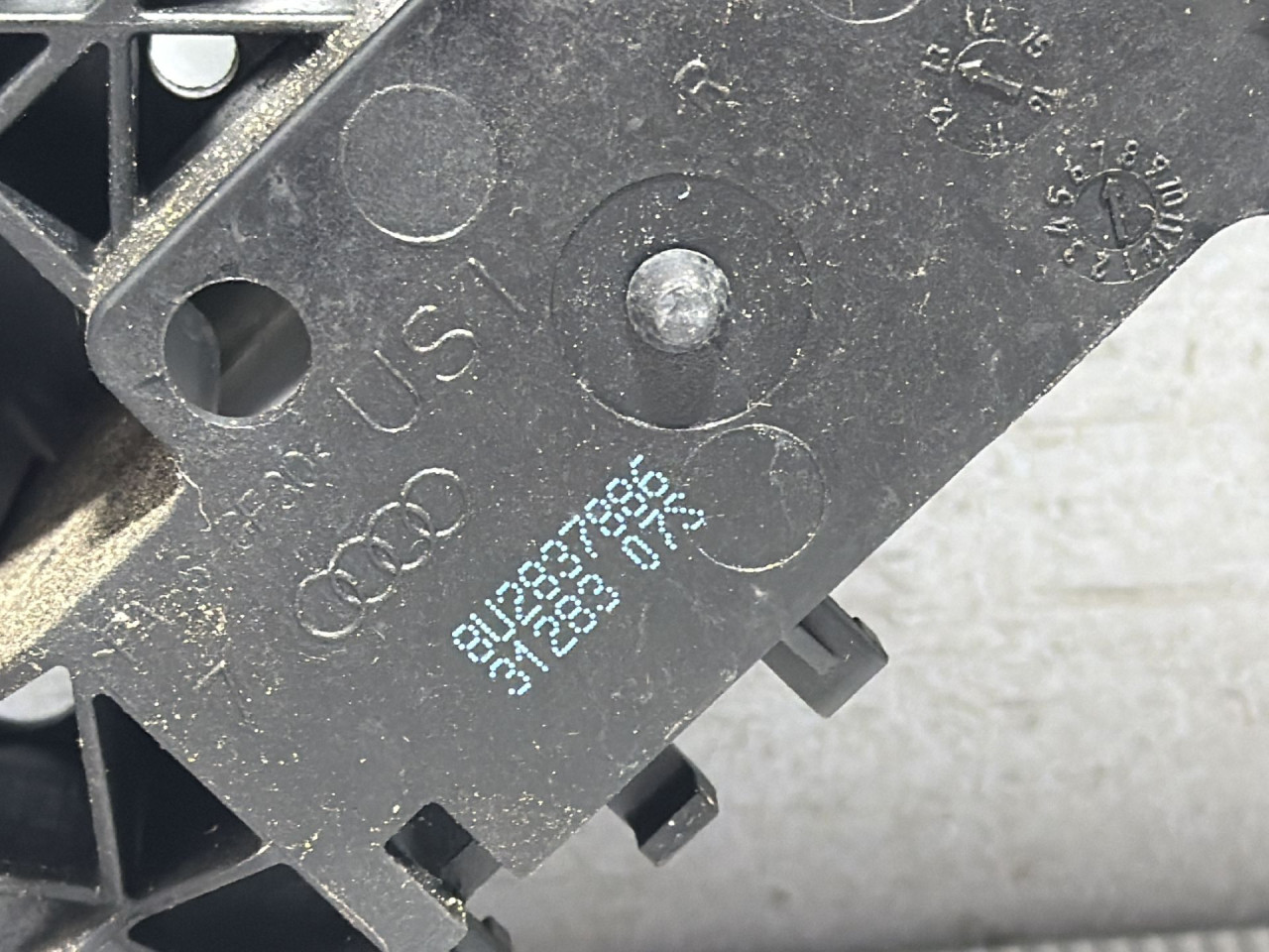 DIJELOVI RUCKA VRATA AUDI Q3 > 11-15 2.0 8U2837886