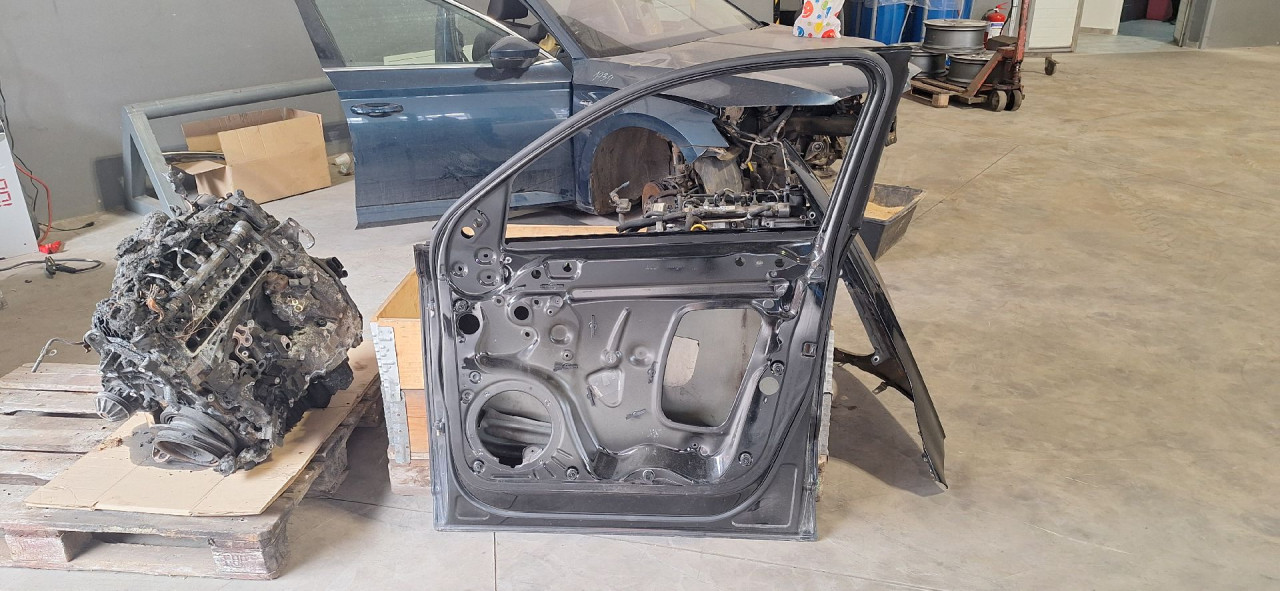 DIJELOVI VRATA AUDI Q3 > 11-15 2.0 8U0831052C