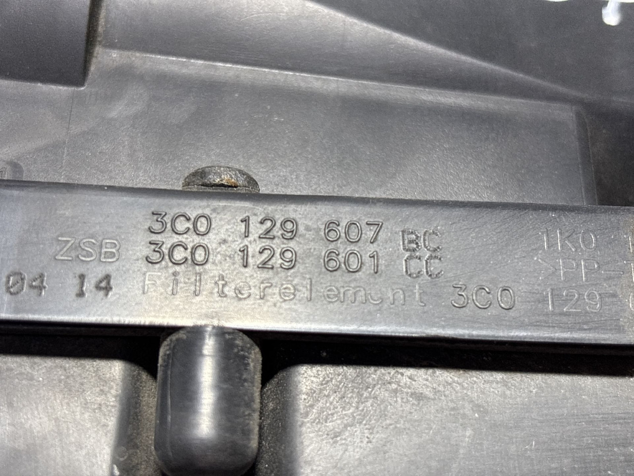 KUCISTE FILTERA ZRAKA VW PASSAT B6 > 05-10 3C0129607BC