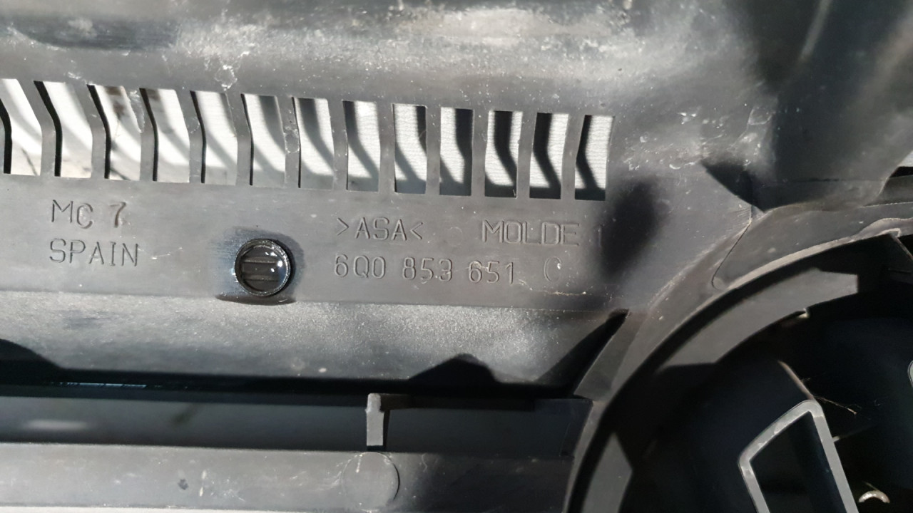 DIJELOVI MASKA VW POLO > 01-05 6Q0853651