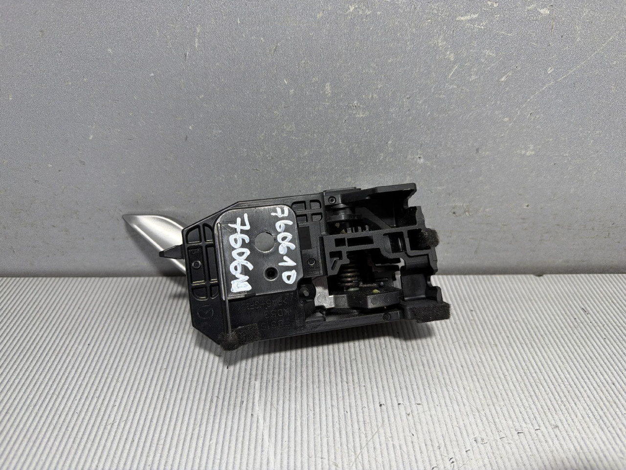 DIJELOVI UNUTRASNJA RUCKA VRATA MAZDA 3 > 13-16 2.2 T8315KD53
