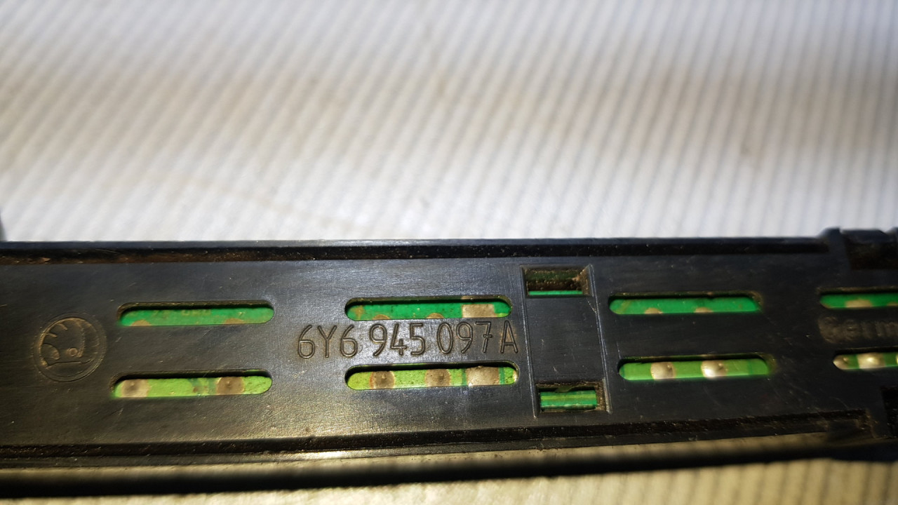 DIJELOVI TRECE STOP SVJETLO SKODA FABIA > 04-07 6Y6945097A