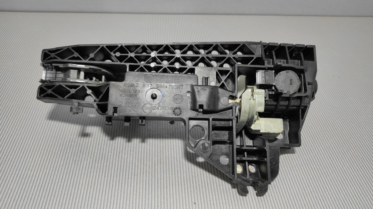 DIJELOVI RUCKA VRATA AUDI Q5 > 12-16 8T0837886B