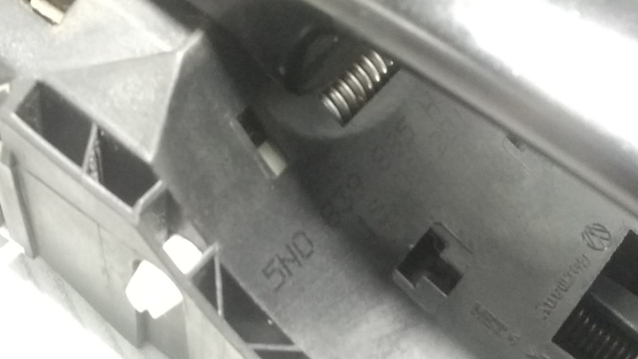 DIJELOVI RUCKA VRATA VW TIGUAN > 11-15 5N0839885H