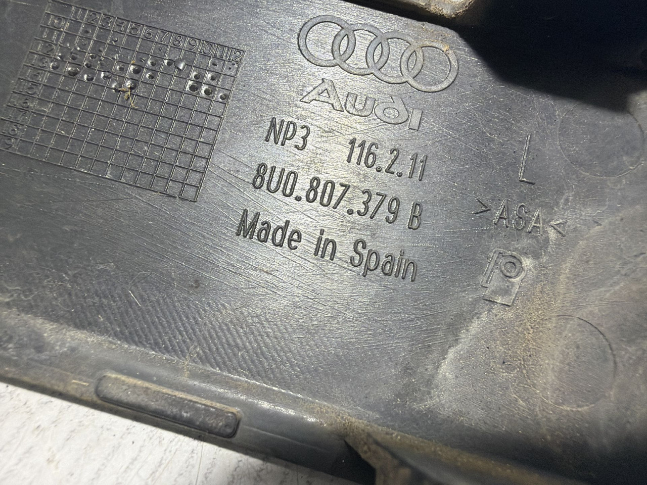 DIJELOVI PLASTIKA AUDI Q3 > 11-15 2.0 8U0807379B