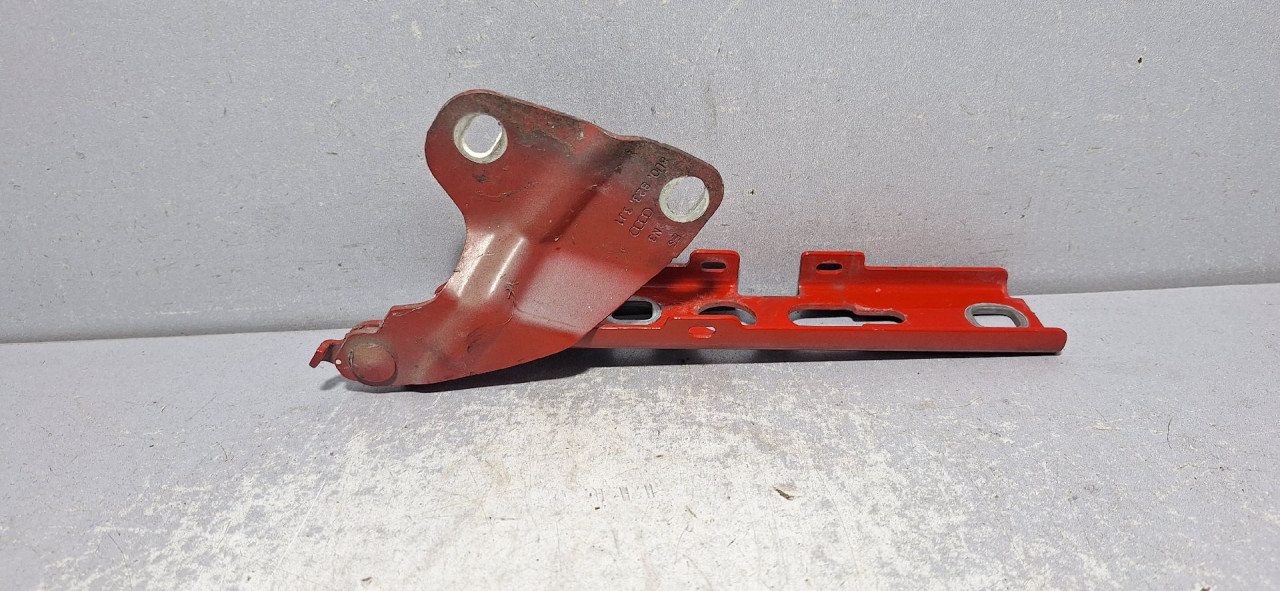 DIJELOVI SKARE OD HAUBE AUDI Q3 > 11-15 2.0 8U0823301