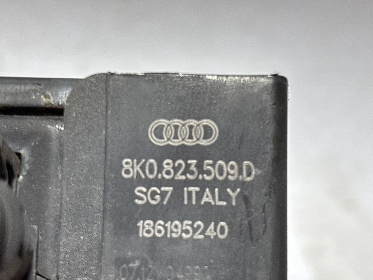 BRAVA HAUBE AUDI A4 (B8) > 12-15 8K0823509D