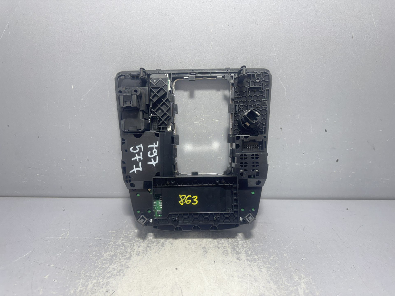 DIJELOVI CENTRALNA KONZOLA AUDI A6 4G > 14-18 2.0 4G2919610E