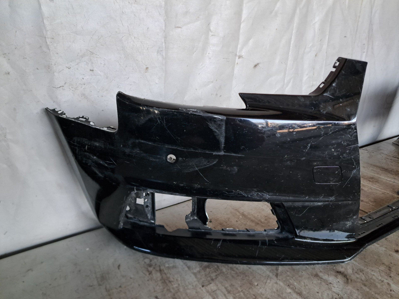 DIJELOVI BRANIK AUDI A4 (B9) > 15-18 8W0807437