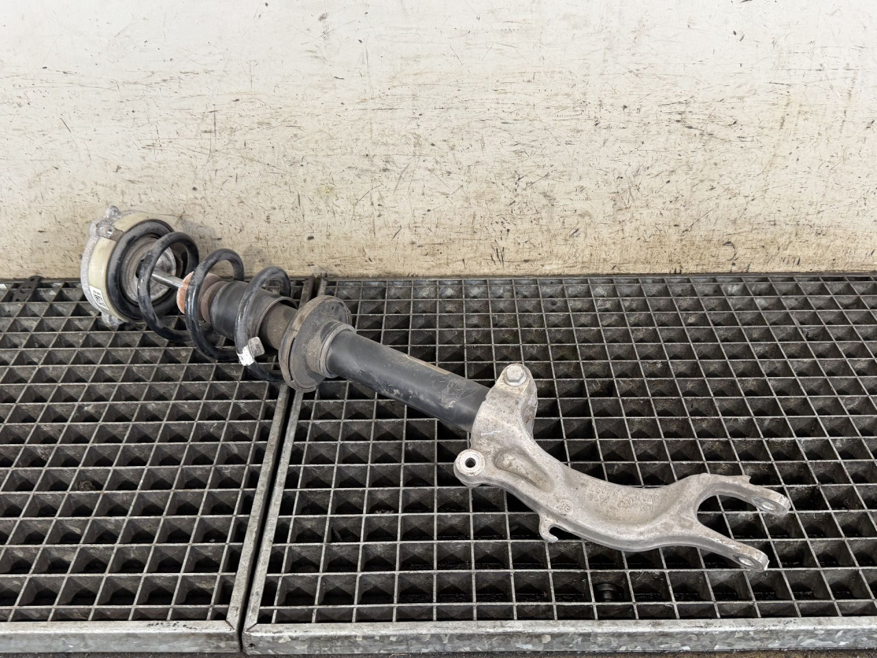 DIJELOVI AMORTIZER AUDI A4 (B9) > 15-18 2.0 8W0413031BA
