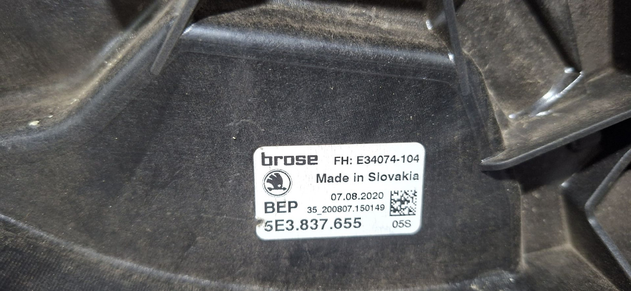 ELEKTRO PODIZAC STAKLA SKODA OCTAVIA > 19- 5E3837655