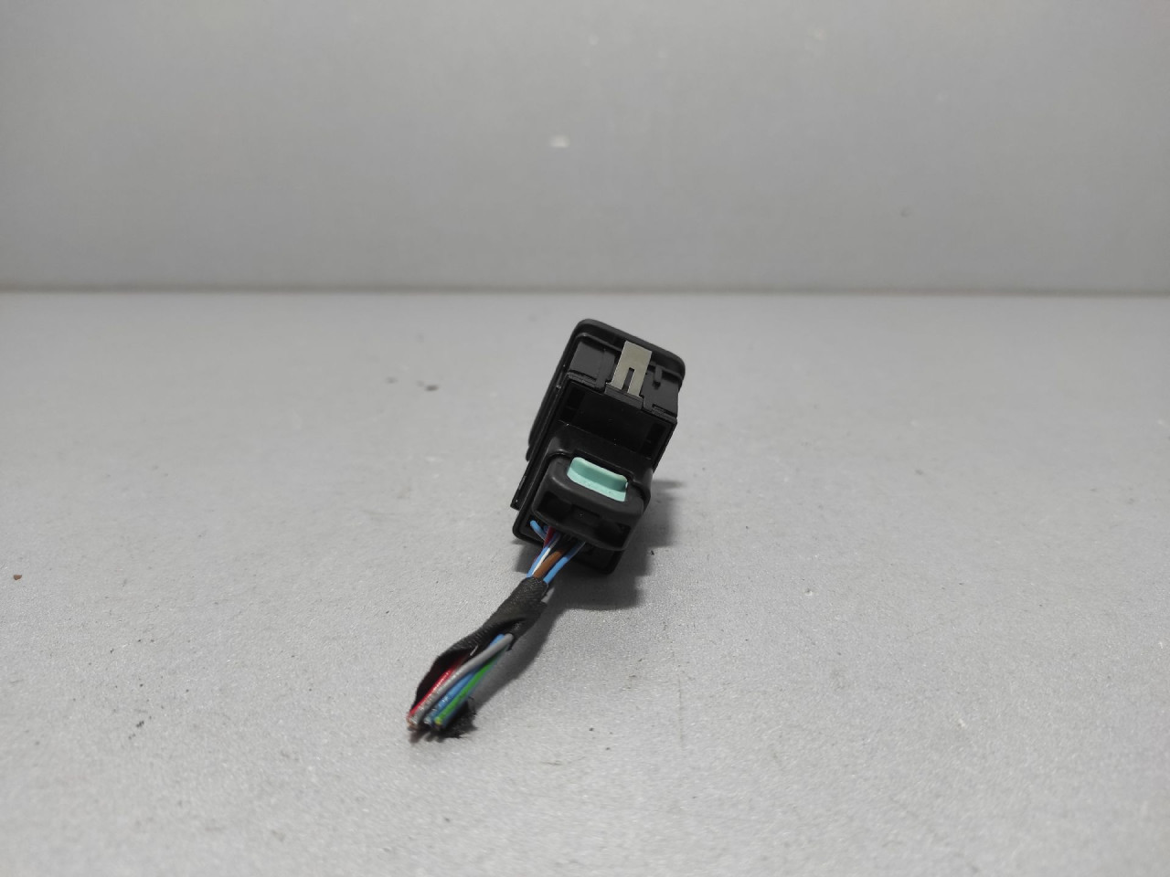 DIJELOVI PREKIDAC VW PASSAT B6 > 05-10 3C0927225B