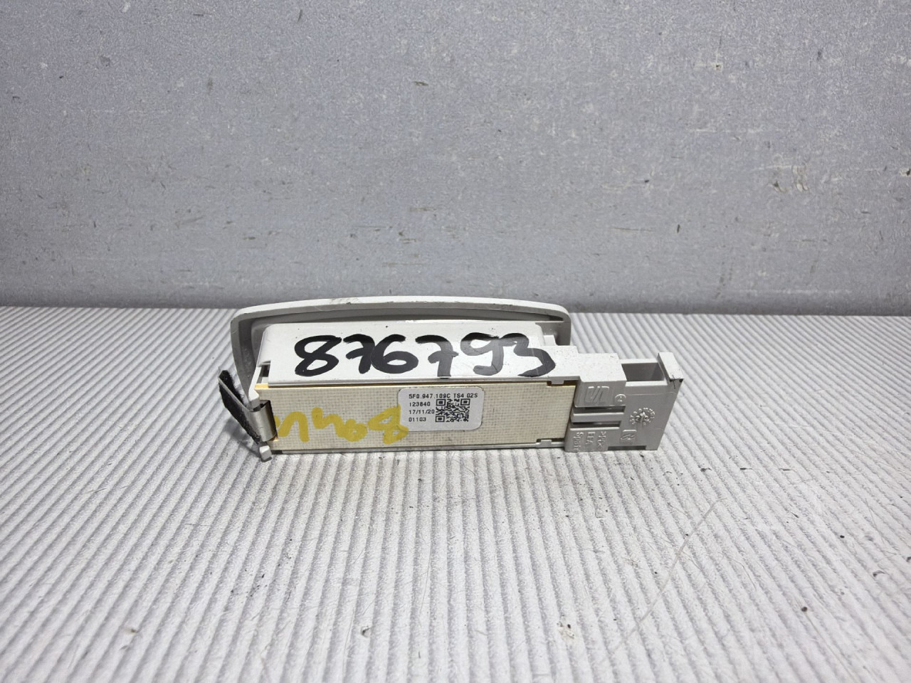DIJELOVI RASVJETA U KABINI VW T-ROC > 17- 1.0 5F0947109C