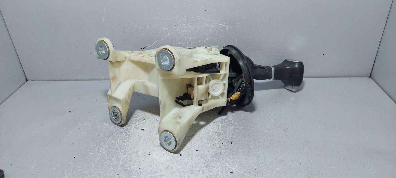 DIJELOVI SALTEBLA VW T5 > 03-09 7H0713025B