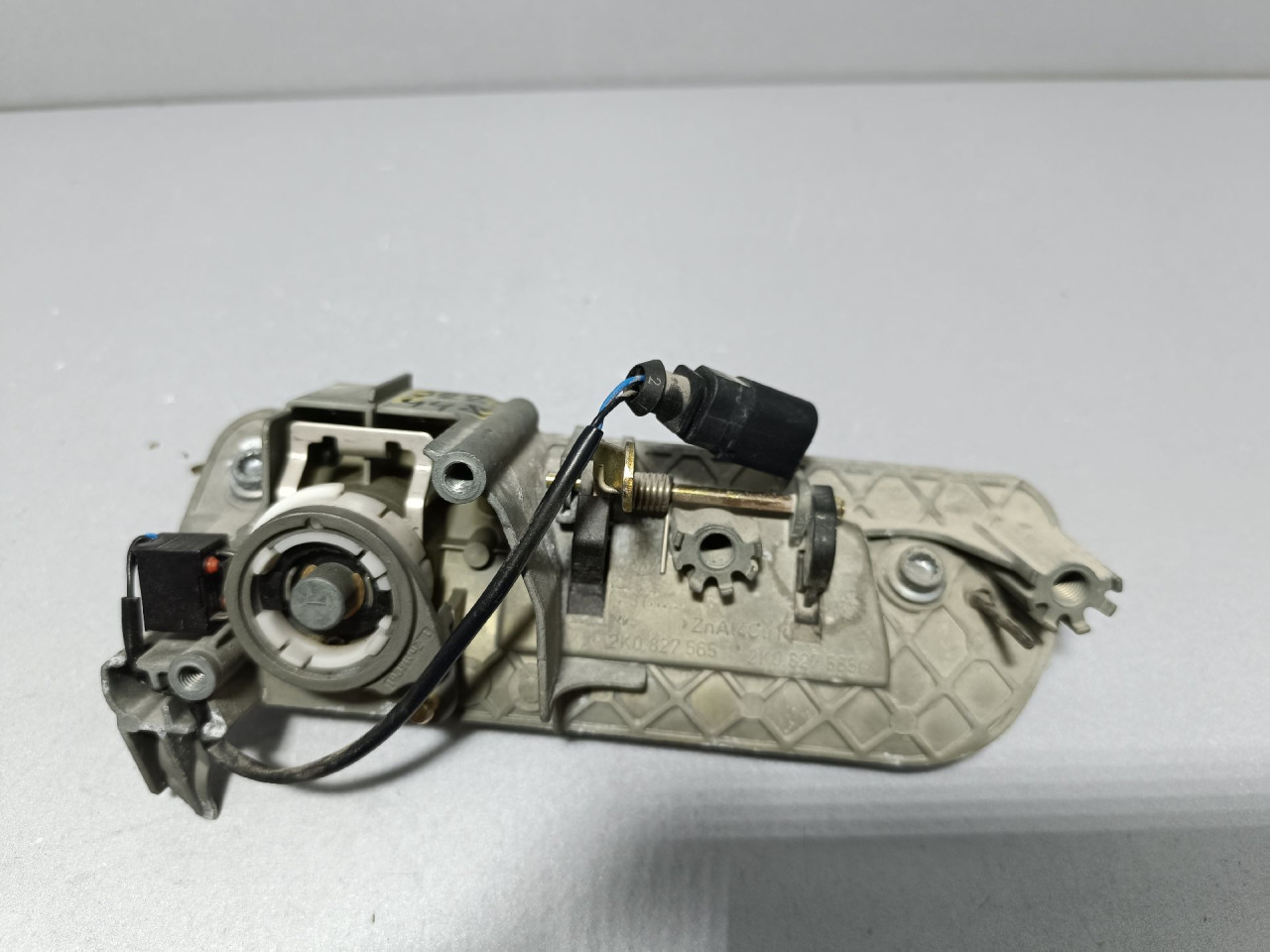DIJELOVI RUCKA GEPEKA VW CADDY > 03-10 2K0827565