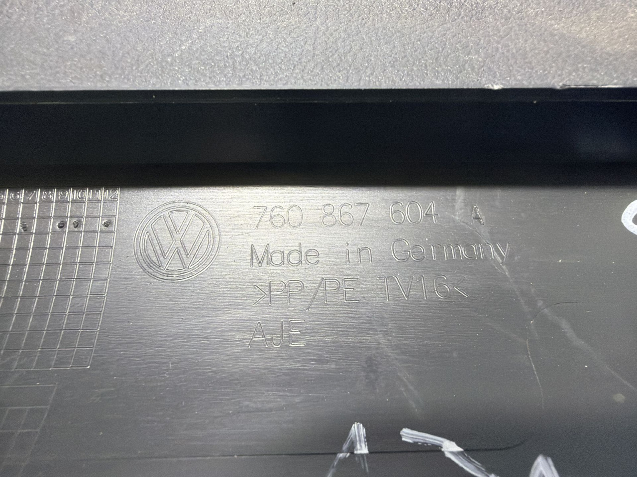 DIJELOVI PLASTIKA VW TOUAREG > 18- 3.0 760867604A