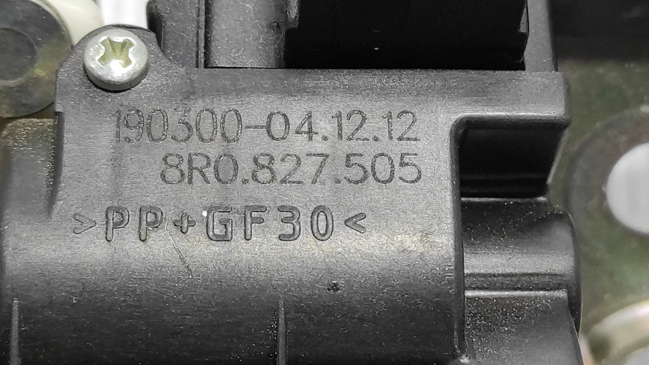 DIJELOVI BRAVA GEPEKA AUDI A6 4G > 11-14 8R0827505