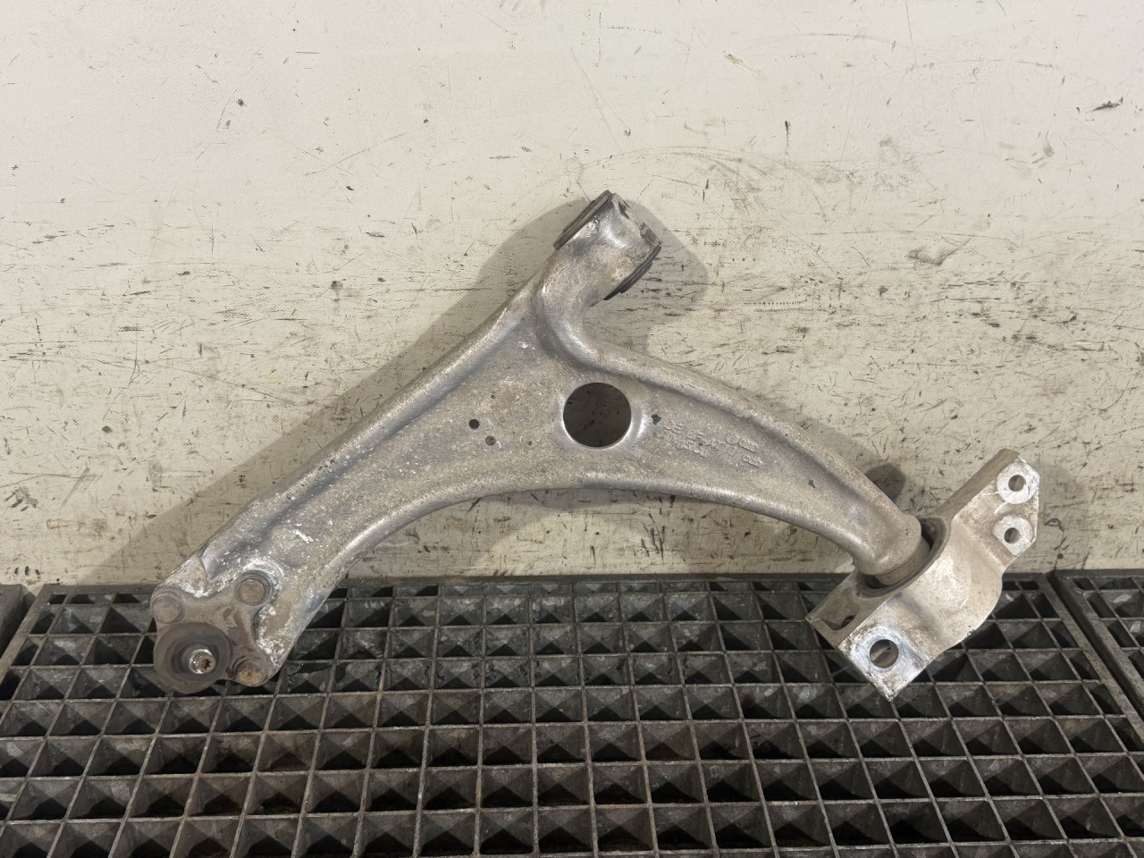 DIJELOVI LAFETA AUDI Q3 > 11-15 3C0153D