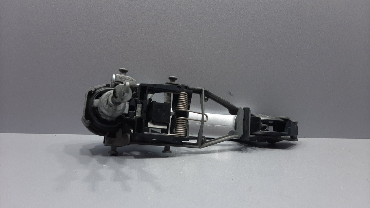 DIJELOVI RUCKA VRATA VW GOLF 5 > 03-08 1K0837886