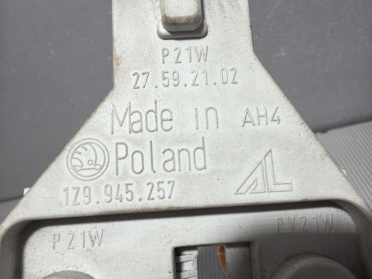 DIJELOVI KUCISTE SIJALICA SKODA OCTAVIA > 08-13 2.0 1Z9945257
