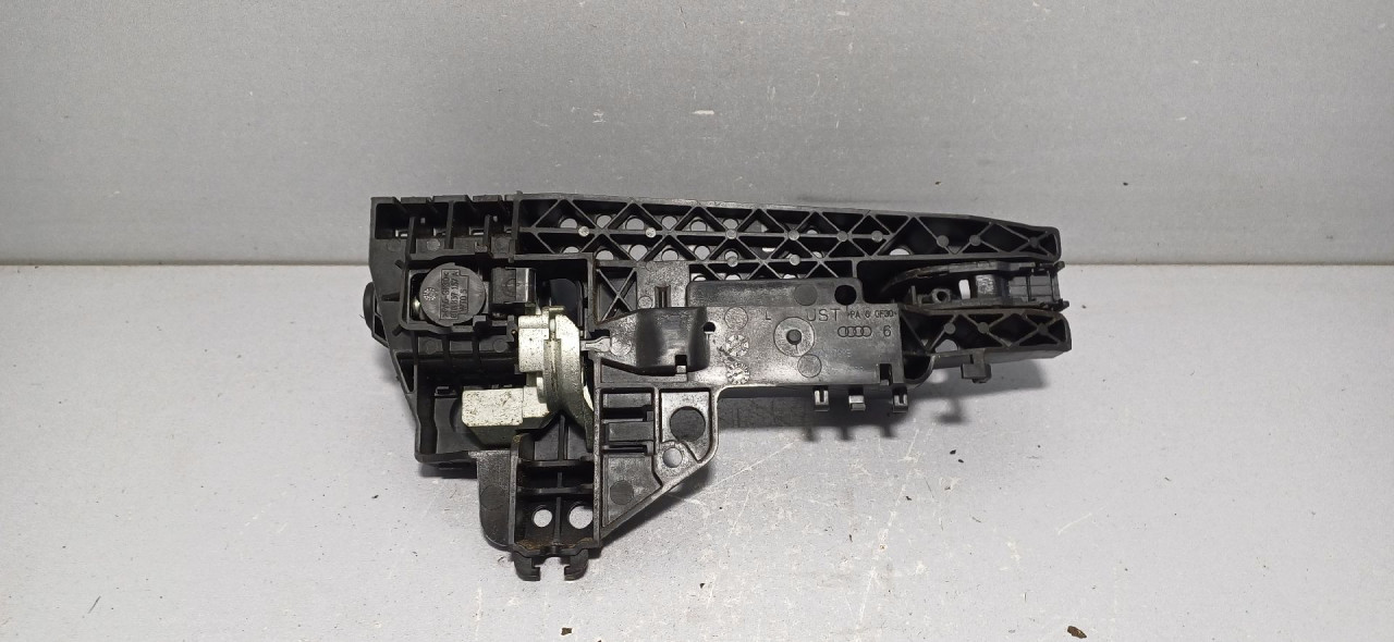 DIJELOVI RUCKA VRATA AUDI Q3 > 11-15 8U0837885