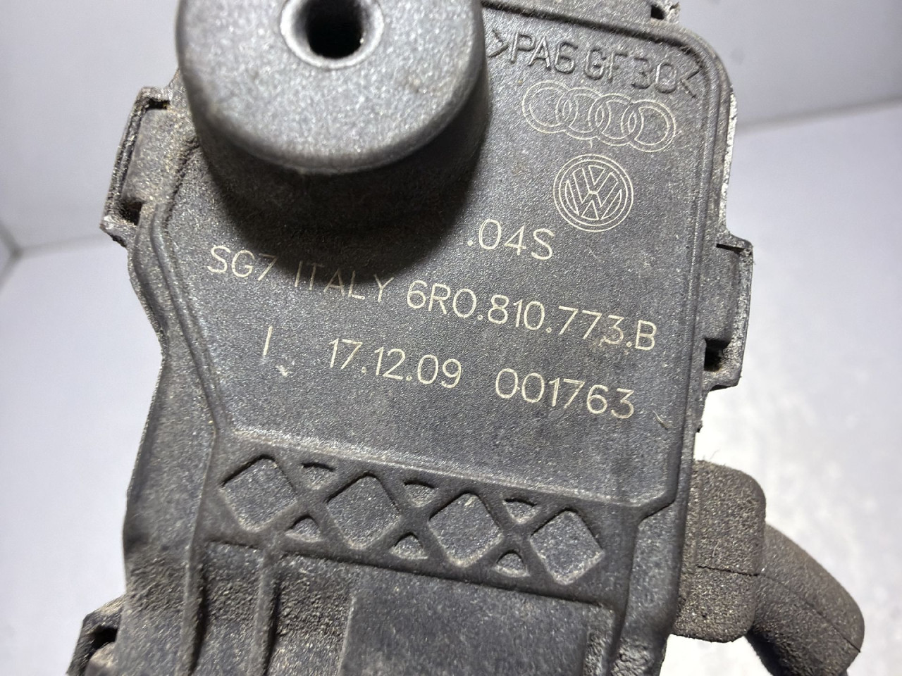 MOTORIC POKLOPCA REZERVOARA VW POLO > 09-14 6R0810773B