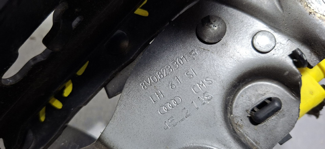 DIJELOVI SKARE OD HAUBE AUDI A3 (8V1/8VA) > 12-16 8V0823301F