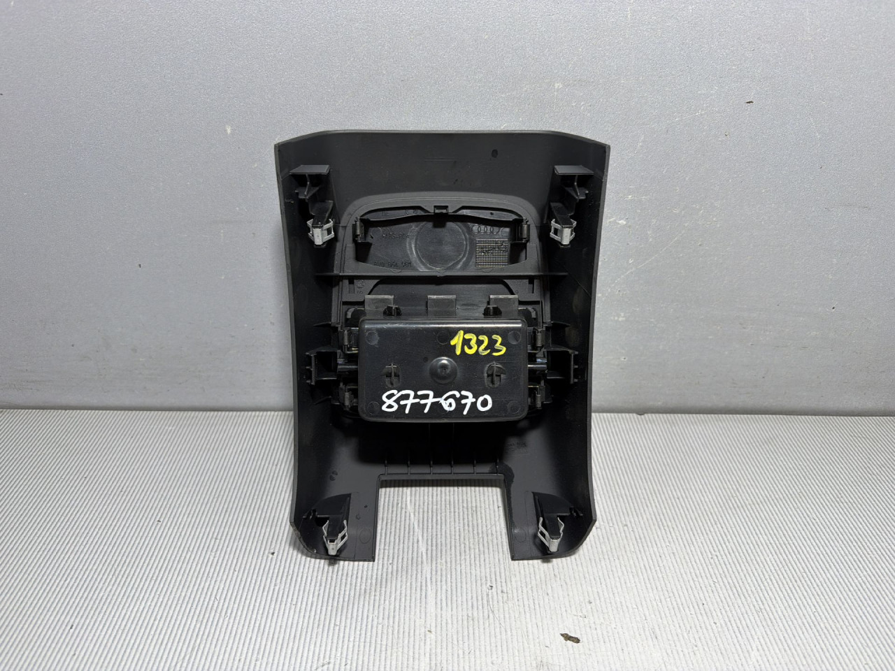 DIJELOVI PLASTIKA AUDI A3 (8VF/8VK) > 16-20 1.6 8V0864981