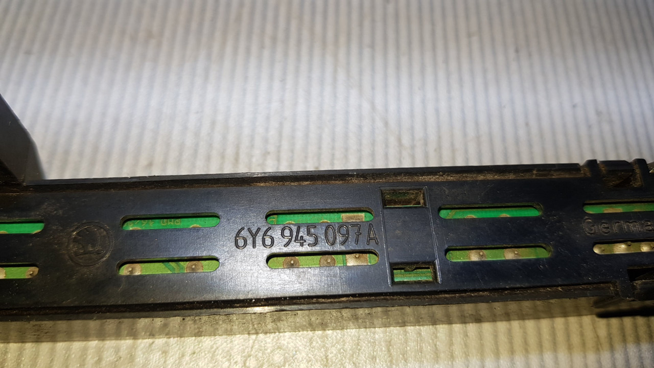 TRECE STOP SVJETLO SKODA FABIA > 04-07 6Y6945097A