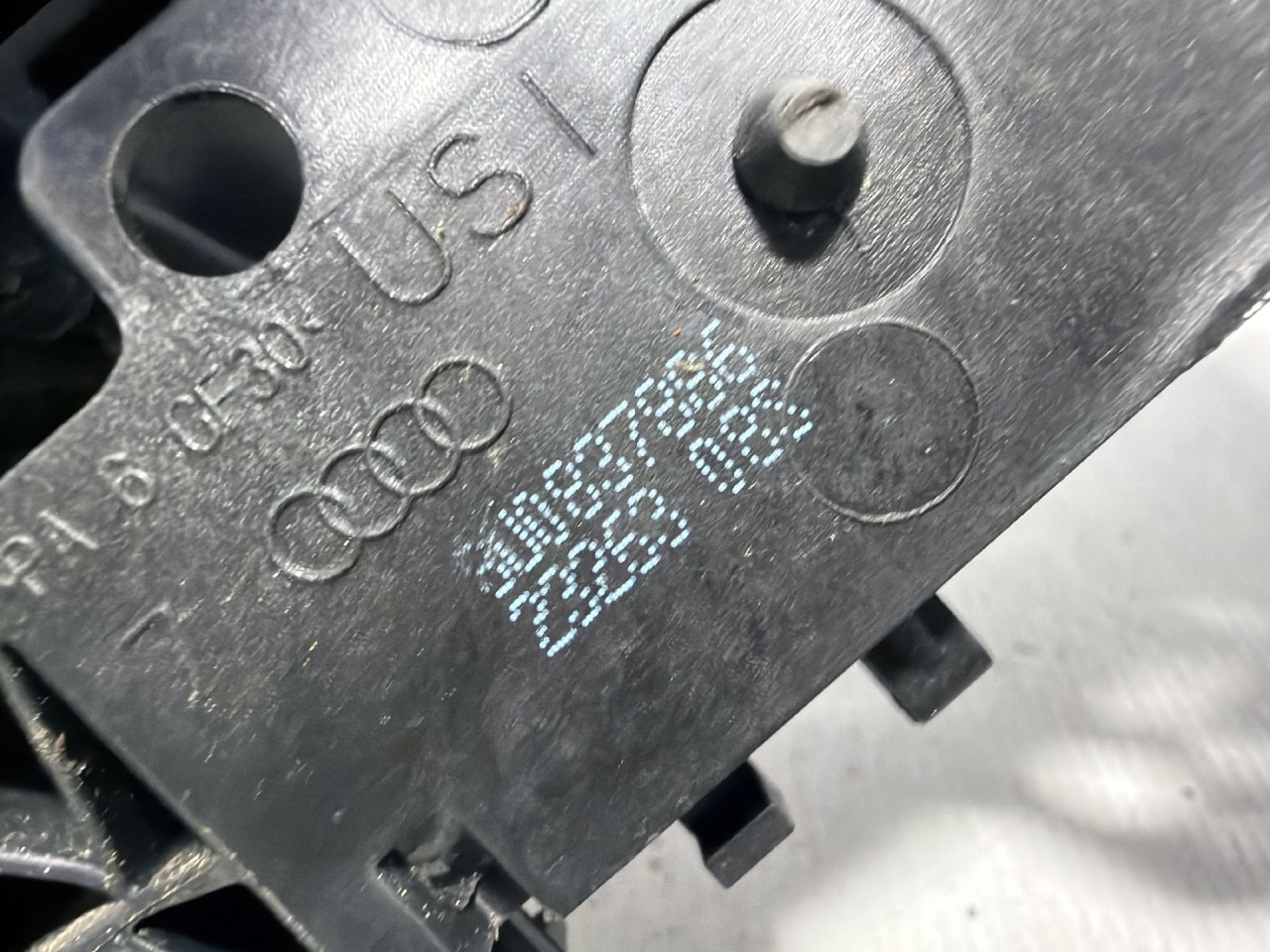 DIJELOVI RUCKA VRATA AUDI Q3 > 11-15 2.0 8U0837886