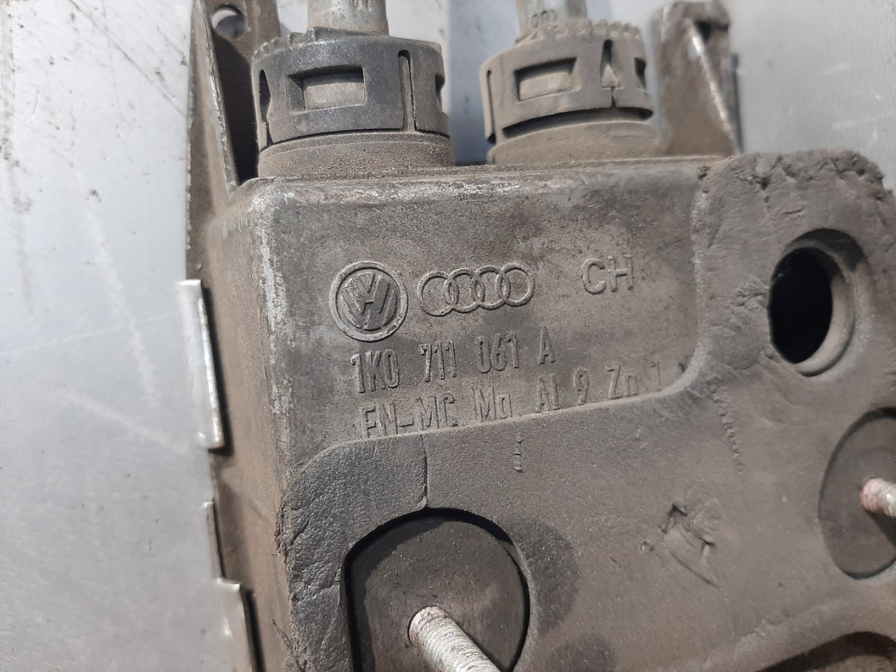 DIJELOVI SALTEBLA VW GOLF 5 > 03-08 1K0711091