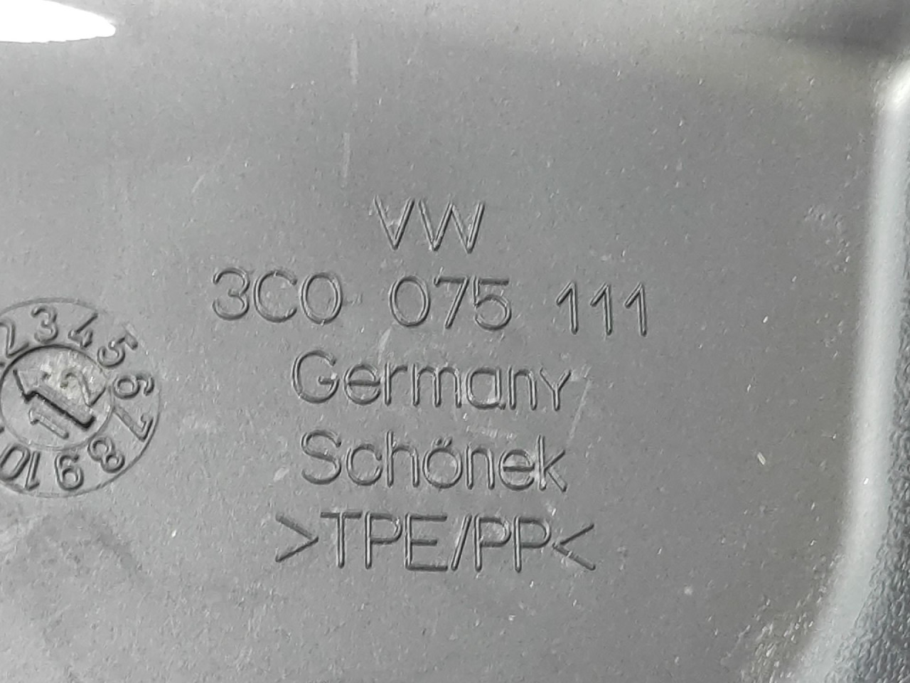 POKLOPAC NA BLATOBRANU VW PASSAT B6 > 05-10 3C0075111