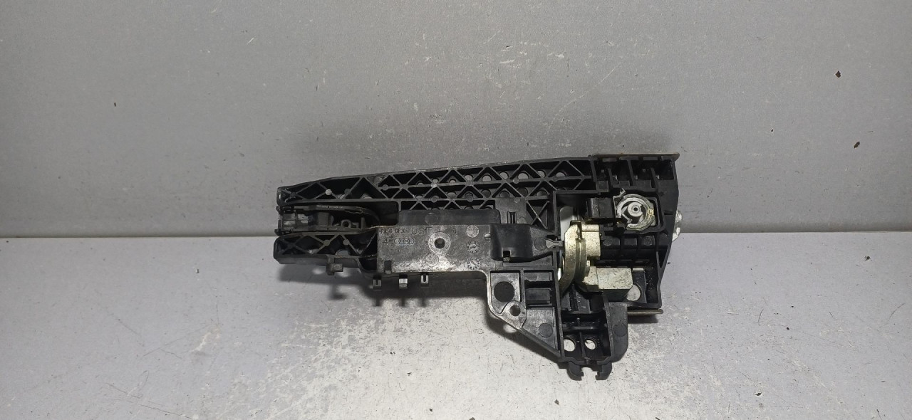 DIJELOVI RUCKA VRATA AUDI Q3 > 11-15 2.0 8U0837886