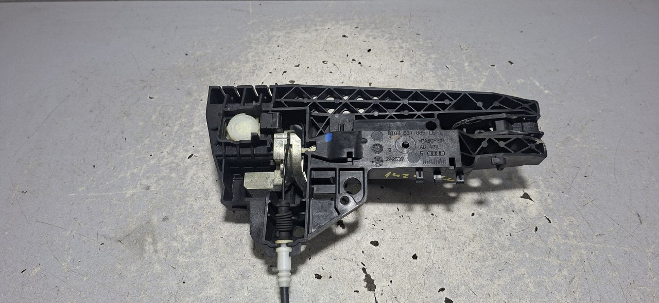 DIJELOVI RUCKA VRATA AUDI Q5 > 12-16 2.0 8T0837885