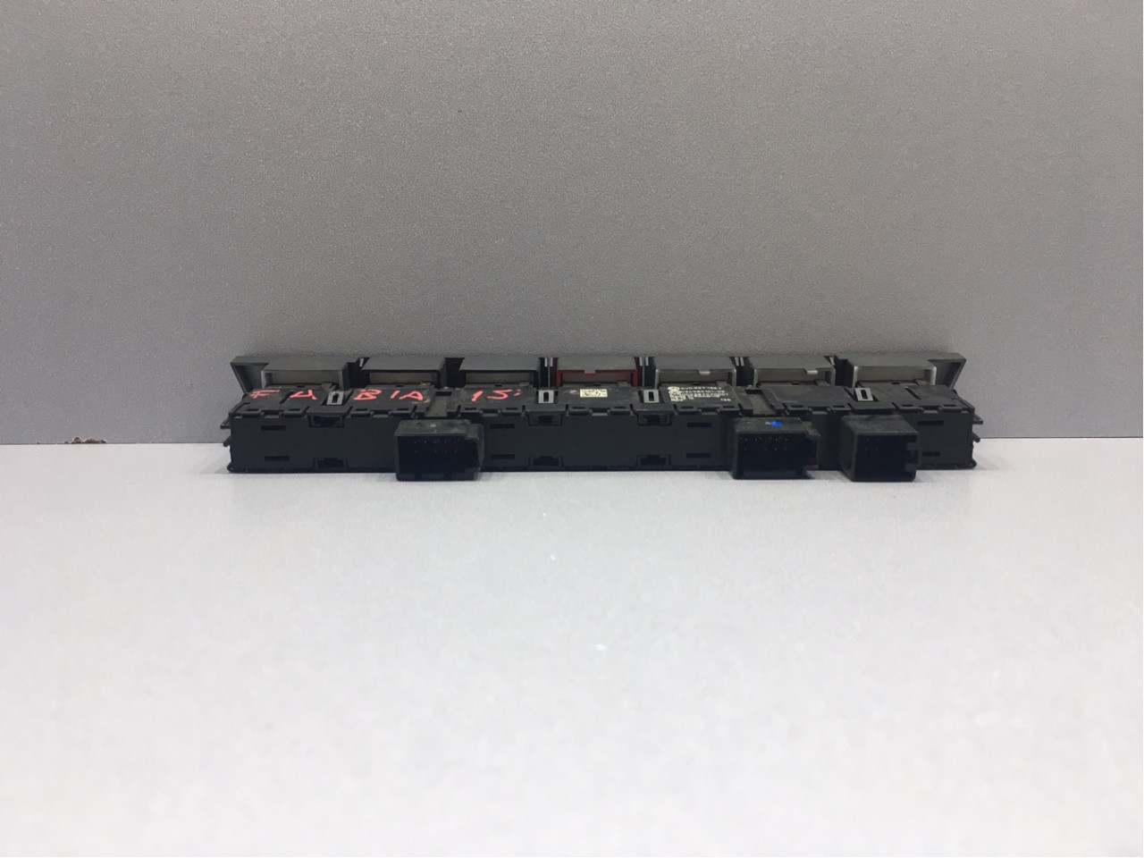 DIJELOVI PREKIDAC SKODA FABIA > 14- 6V0927132C