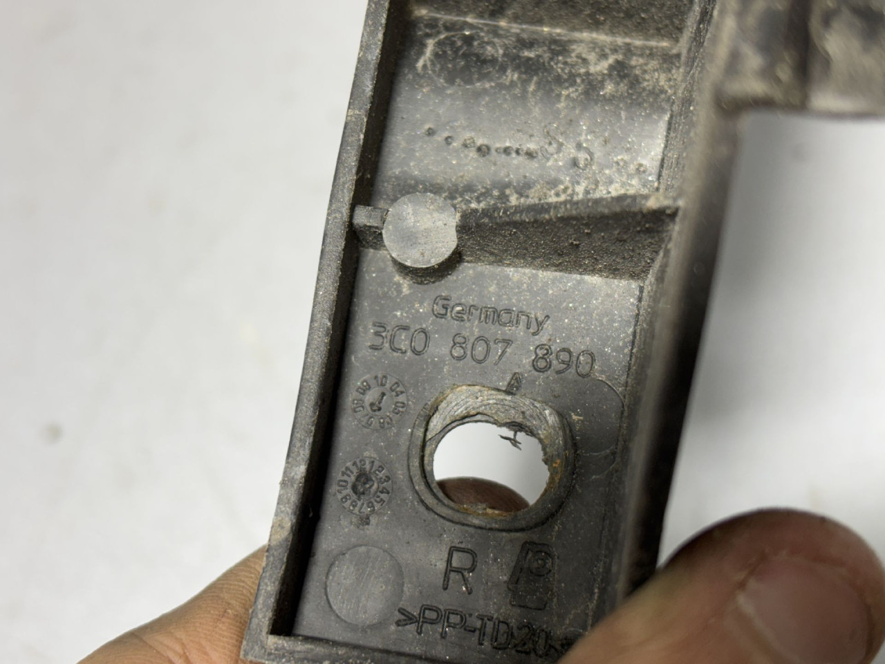 DIJELOVI NOSAC FARA VW PASSAT B6 > 05-10 2.0 3C0807890