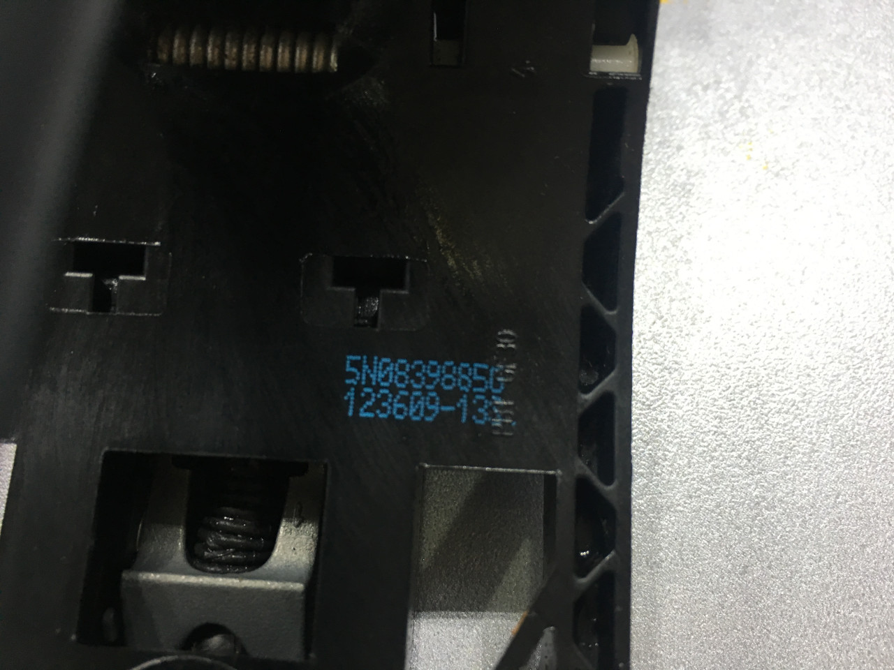 DIJELOVI RUCKA VRATA VW GOLF 6 > 08-12 5N0839885G