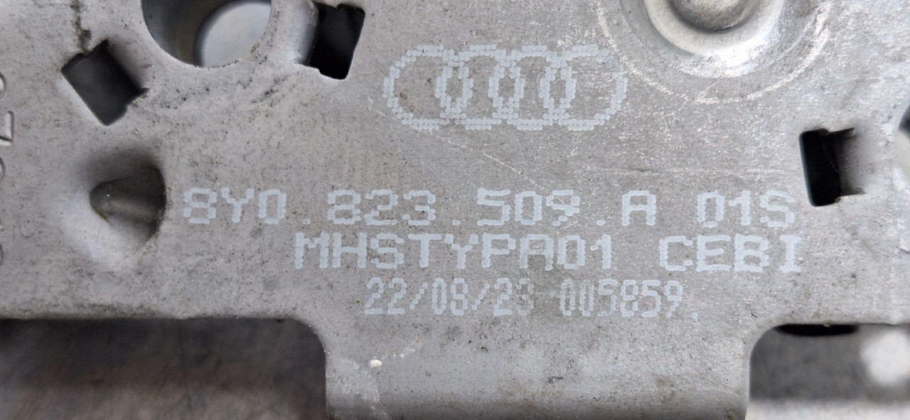 DIJELOVI BRAVA HAUBE AUDI A3 (8Y) > 20 -  8Y0823509A