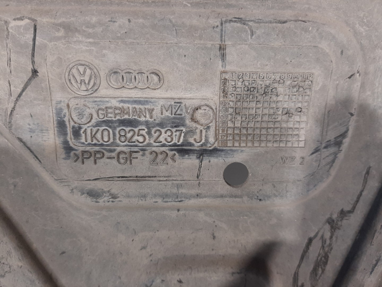 PLASTIKA BRANIKA VW GOLF 5 > 03-08 1K0825237J