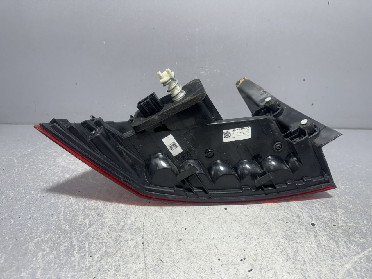STOP SVJETLO VW PASSAT B8 > 14- 3G5945096E