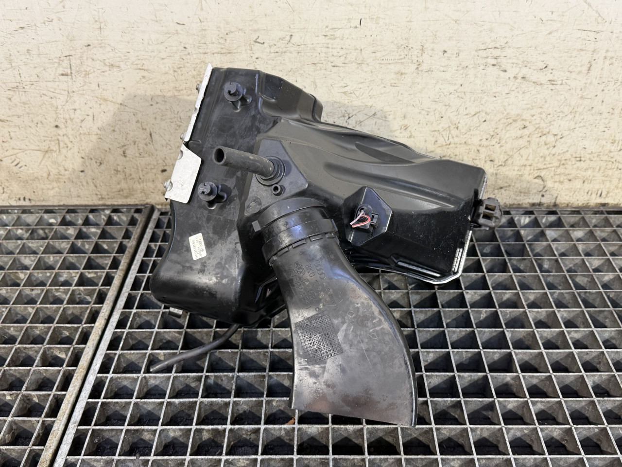 KUCISTE FILTERA ZRAKA AUDI A4 (B8) > 12-15 8K0133837BF