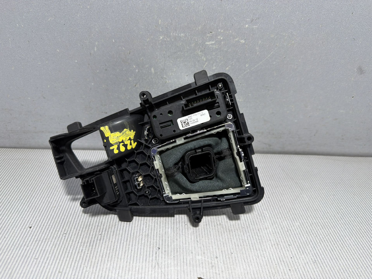DIJELOVI RUCICA MJENJACA AUDI A4 (B9) > 19- 2.0 100103625