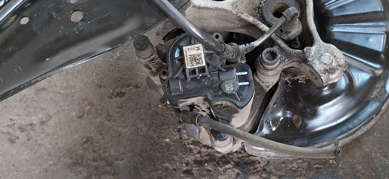 DIJELOVI KOCIONA KLJESTA VW PASSAT B8 > 19 - 1.6 3Q0615405M