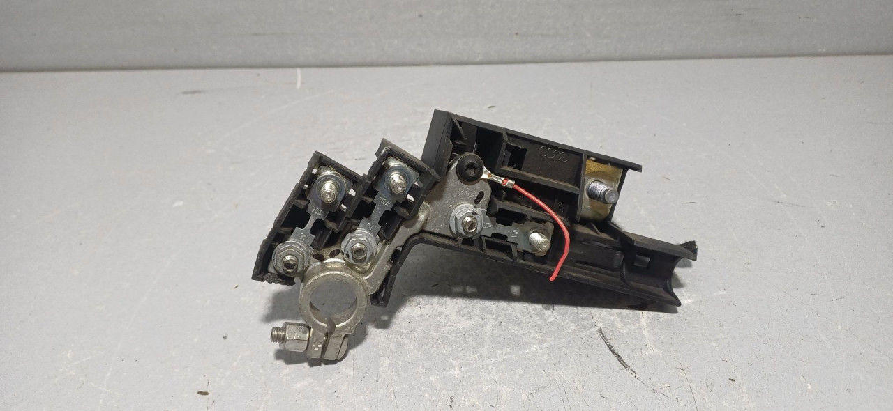 DIJELOVI KLEMA AUDI A4 (B8) > 12-15 8J0915459